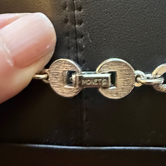 Vintage Monet Key Pendant Necklace in Brushed Silver Tone. Circa 1960’s. Signed. - Picture 6 of 7